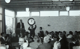 Viering 25-jarig jubileum en officiële opening complex aan de Kögllaan in 1960.