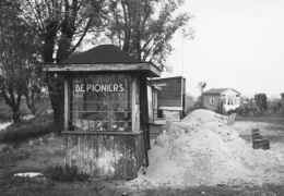 De kiosk aan de ingang van het complex van De Pioniers aan de Ezelsdijk in 1959 vlak voor de verhuizing naar het nieuwe tuinencomplex aan de Kögllaan.