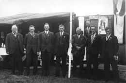 Het eerste bestuur van De Pioniers in 1936. Op de foto tevens (geheel links) J. Vroegop, voorzitter van het AVVN.