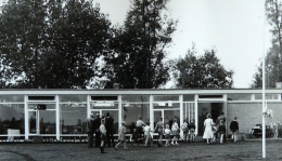 Viering 25-jarig jubileum en officiële opening complex aan de Kögllaan in 1961.