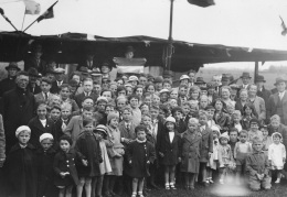 Groep leden en kinderen van De Pioniers bij de opening van het complex aan de Ezelsdijk in 1936.