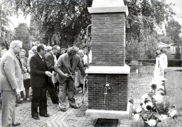 Officiële ingebruikstelling in 1975 van de pomp op het J.P. Hellevoortplein door burgemeester Henk Vonhoff.